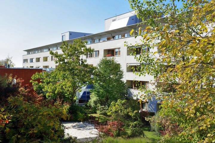 Apartments der Seniorenresidenz am Kurpark Wien von außen mit Blick auf Garten